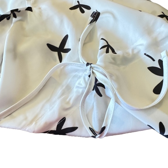 Winlar OS 100% Polyester White V-Neck Tunic with Black and Yellow Floral Motif - Picture 4 of 6